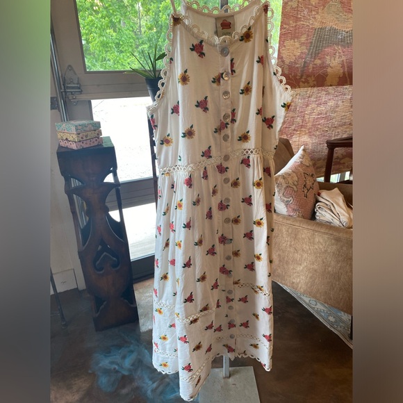 FARM Rio Cream and Red Embroidered Midi Dress - Picture 2 of 6